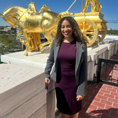 Taylor Lundin in front of statues on Minnesota State Capitol building